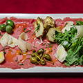 Grand carpaccio de boeuf, roquette, capres, parmesan et artichauts marinés